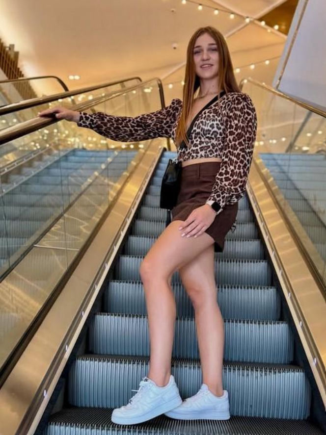 Julia Szeremeta pod wodospadem