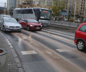 Przed Rondem Zgrupowania AK Radosław rozlała się substancja ropopochodna