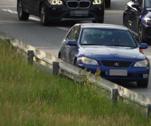 Zderzenie na Wisłostradzie. Chrysler uderzył w bariery, Lexusa i dachował