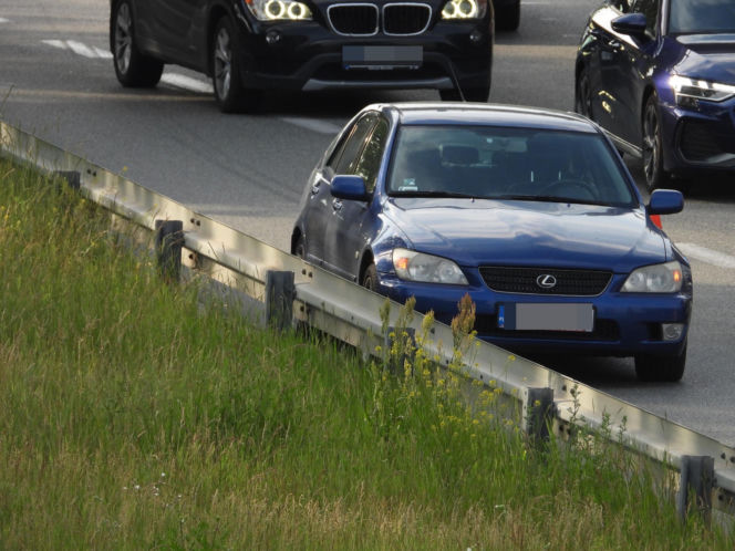Zderzenie na Wisłostradzie. Chrysler uderzył w bariery, Lexusa i dachował