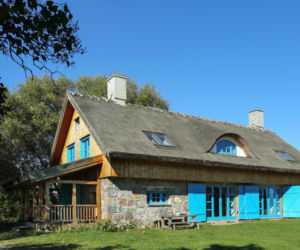 Tradycja w pełnej krasie - kamień i drewno na ścianach i strzecha na dachu