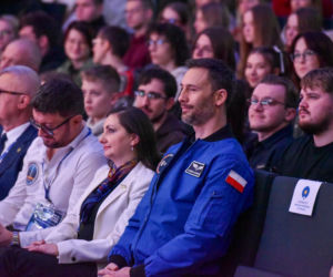 Sławosz Uznański-Wiśniewski w Toruniu. Gigantyczna kolejka pod Aulą UMK