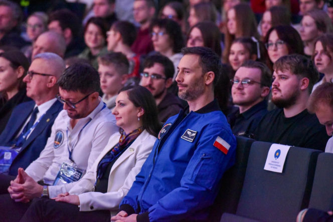 Sławosz Uznański-Wiśniewski w Toruniu. Gigantyczna kolejka pod Aulą UMK