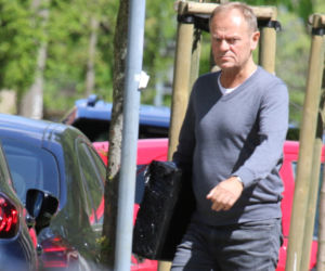 Donald Tusk i tajemnicza przesyłka