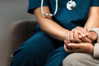 Darmowa opaska życia dla seniora. Jak to małe urządzenie może cicho strzec serca?