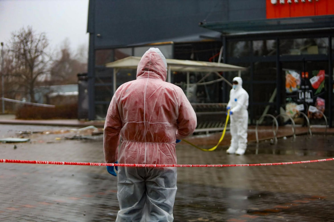 Huk, chaos i... pusta kasa! Złodzieje wysadzili bankomat i uciekli bez łupu!