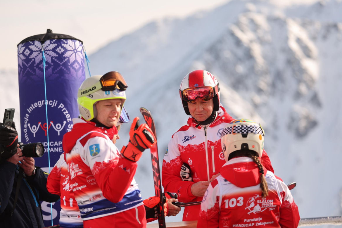 Prezydent Andrzej Duda podczas 10. edycji charytatywnych zawodów "12H Slalom Maraton Zakopane 2024" na Kasprowym Wierchu