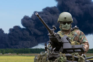 Potężny pożar na wojskowym poligonie. Dym paraliżuje ruch lotniczy i autostrady. Alerty dla mieszkańców