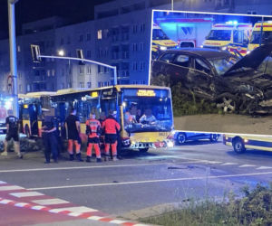 Rozpędzonym audi wjechał w autobus. Zdjęcia szokują