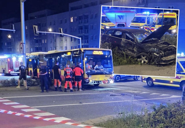 Rozpędzonym audi wjechał w autobus. Zdjęcia szokują