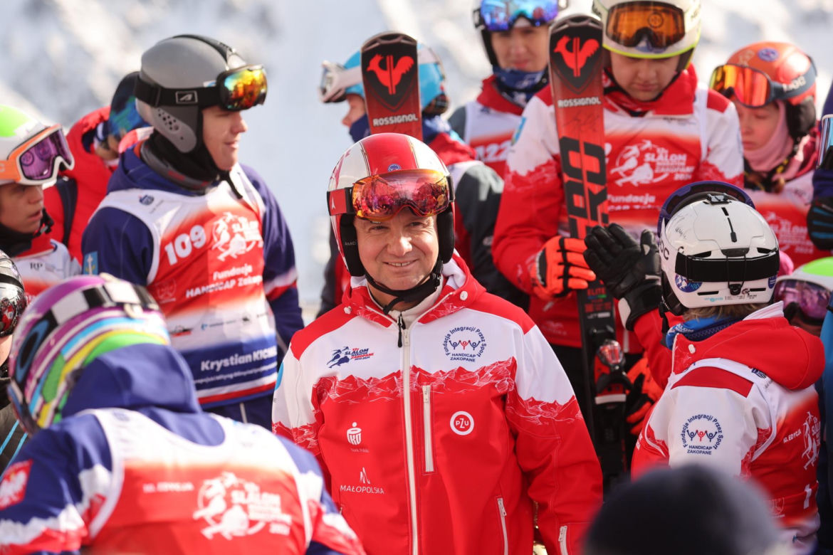 Prezydent Andrzej Duda podczas 10. edycji charytatywnych zawodów "12H Slalom Maraton Zakopane 2024" na Kasprowym Wierchu