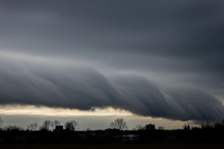 Pogodowy alarm w Bełchatowie 20.11.2025. Co skrywają te chmury?