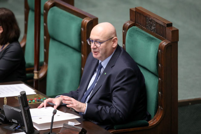 Wicemarszałek Sejmu Piotr Zgorzelski siedzący przy stole prezydialnym. O planach PSL na wybory przeczytasz na SE Polityka.