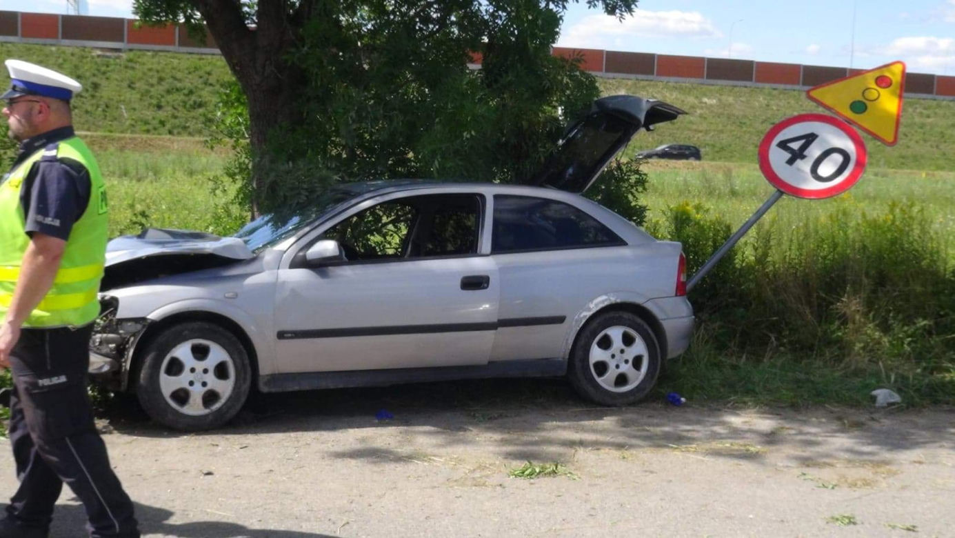Rąbnął w drzewo, zostawił nieprzytomnego pasażera na pastwę losu.