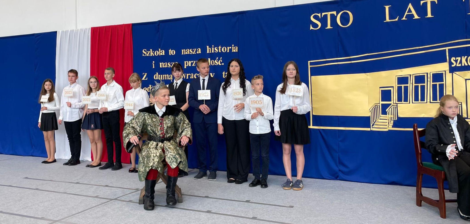 Pierwsza Dama uczciła z uczniami 100 lat od nadania imienia Stefana Batorego Szkole Podstawowej w Liwie