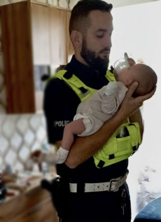 Policjanci przewijali i karmili miesięczne dziecko. Matka była w ciągu alkoholowym