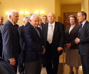 Była pierwszą kobietą na stanowisku premiera III RP. Już po roku złożyła dymisję