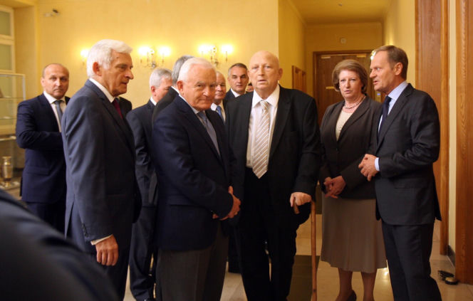 Była pierwszą kobietą na stanowisku premiera III RP. Już po roku złożyła dymisję