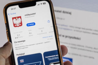 Polacy przenieśli życie do telefonu. mObywatel, BLIK i e-PIT robią furorę 