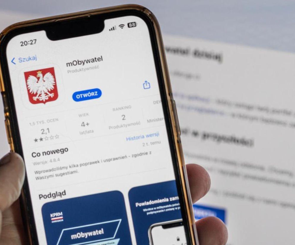 Polacy przenieśli życie do telefonu. mObywatel, BLIK i e-PIT robią furorę 