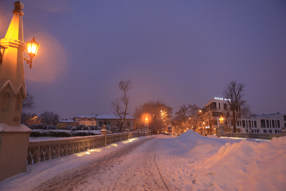 Drewniane rzeźby nad Bystrzycą w Lublinie okryły się białym puchem