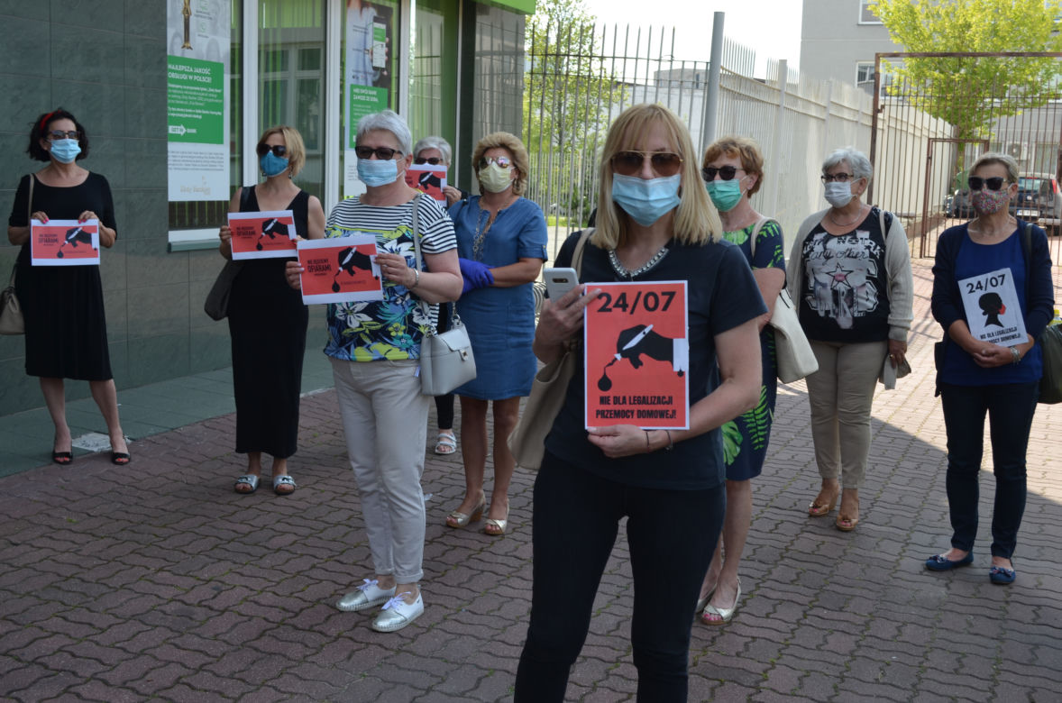 Protest przed biurem starachowickiego posła PiS