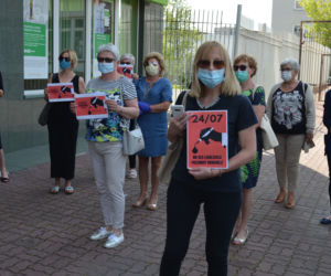 Protest przed biurem starachowickiego posła PiS