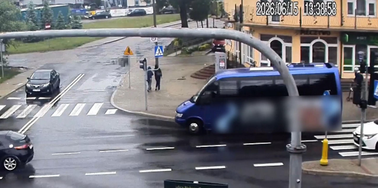 Nastolatek huknął hulajnogą w busa
