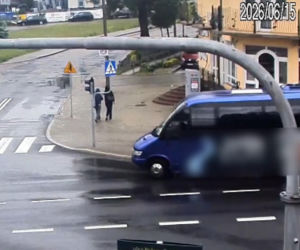 Nastolatek huknął hulajnogą w busa