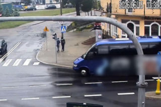 Nastolatek huknął hulajnogą w busa