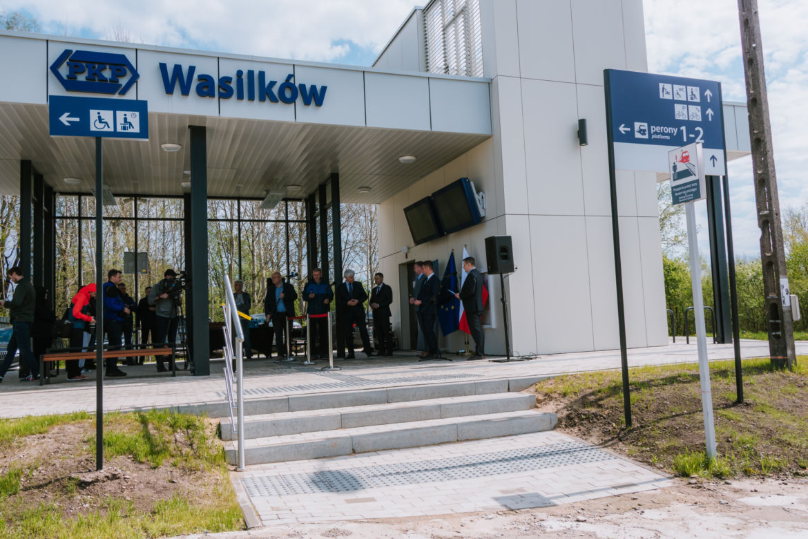Wasilków. Otwarto nowy dworzec kolejowy, w całości zasilany energią z paneli fotowoltaicznych