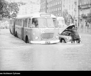 Warszawa zniknęła pod wodą! Zalane ulice i chodniki. Co tam się działo! Archiwalne zdjęcia z lat 60.