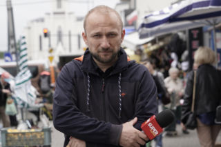 Co za SCENY na bazarze! Rzuciła się na szyję TUSKOWI i zaczęła całować. „Za PO żyło się lepiej!”. Komentery Debata Polaków