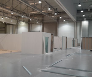 Trwa budowa szpitala polowego w łódzkiej hali EXPO