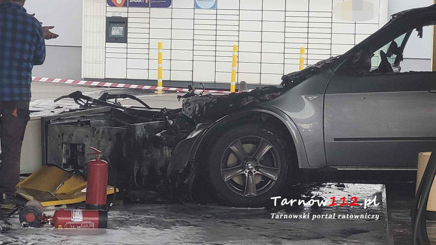 Tarnów. Ogromny pożar na stacji paliw. 47-latek z bmw staranował dystrybutory [ZDJĘCIA]