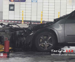 Tarnów. Ogromny pożar na stacji paliw. 47-latek z bmw staranował dystrybutory [ZDJĘCIA]