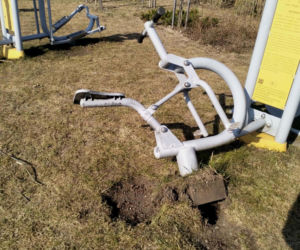 Nie zaciągnął ręcznego, auto stoczyło się i wjechało w siłownię