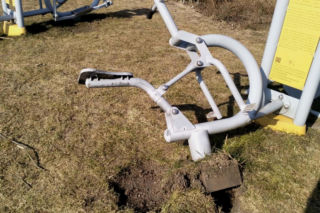 Nie zaciągnął ręcznego, auto stoczyło się i wjechało w siłownię