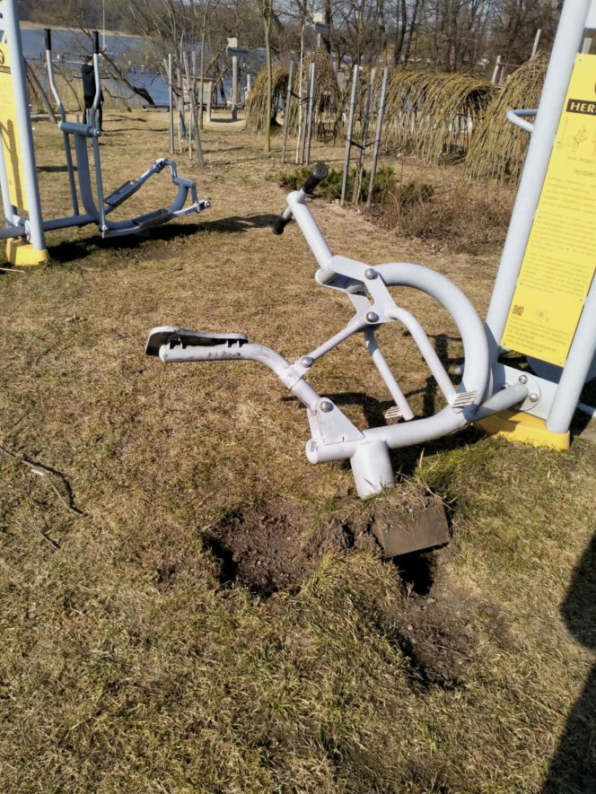 Nie zaciągnął ręcznego, auto stoczyło się i wjechało w siłownię