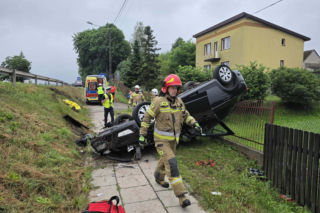 Groźny wypadek w Stykowie. Auto dachowało, kierowca został zakleszczony