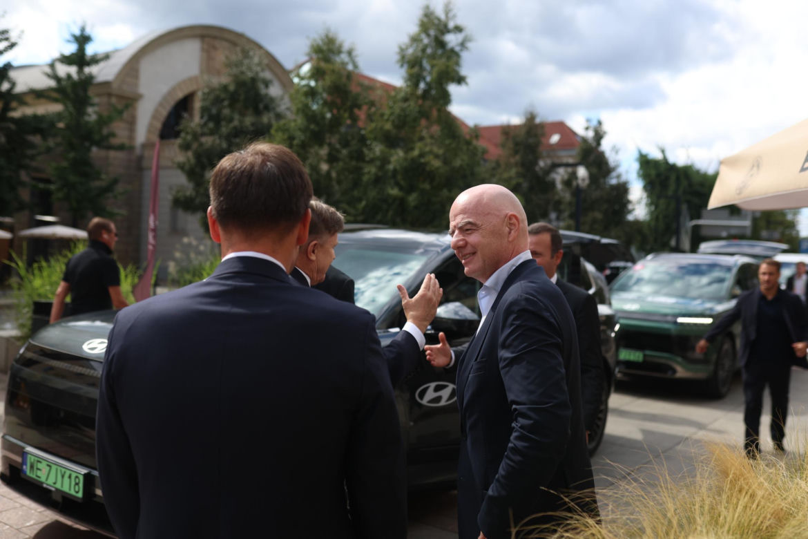 Cezary Kulesza wita Gianniego Infantino