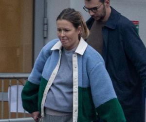 Olga Frycz wychodzi z dzieckiem ze szpitala