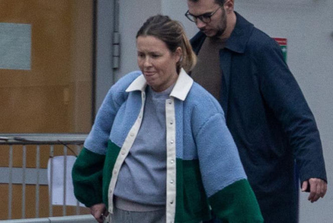 Olga Frycz wychodzi z dzieckiem ze szpitala