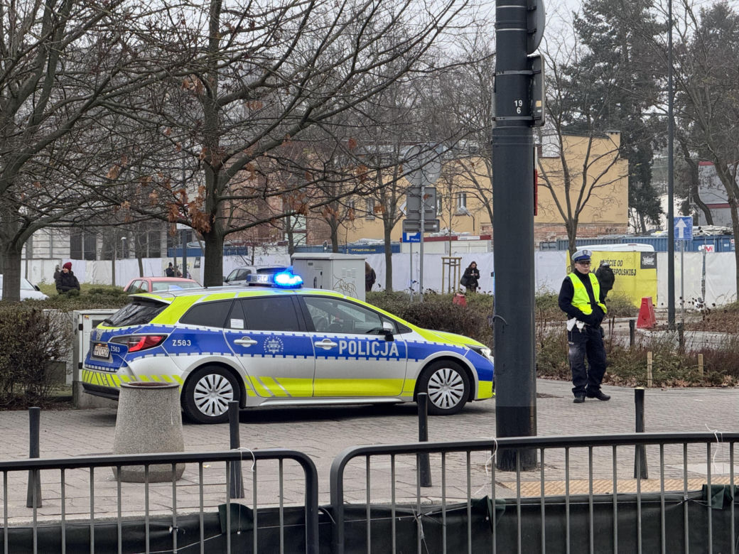 Ulice obstawione radiowozami, policjanci na ulicach. Co się dzieje w Warszawie?