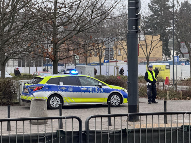 Ulice obstawione radiowozami, policjanci na ulicach. Co się dzieje w Warszawie?