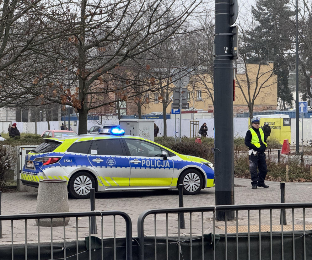 Ulice obstawione radiowozami, policjanci na ulicach. Co się dzieje w Warszawie?