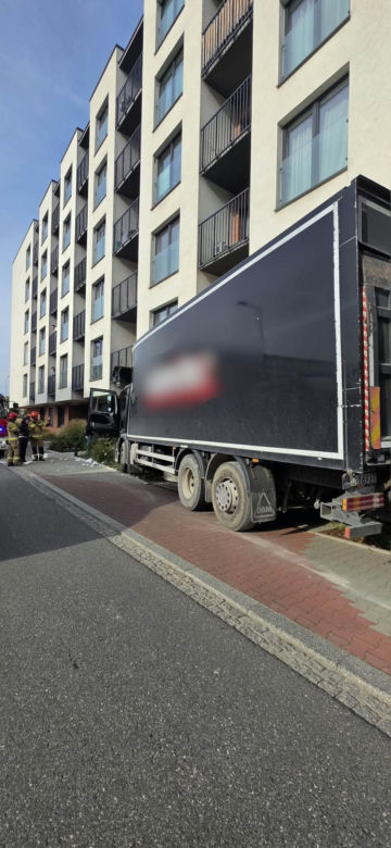 Koszmarny wypadek w Krakowie. Ciężarówka z impetem uderzyła w blok