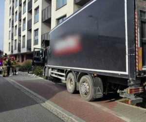 Koszmarny wypadek w Krakowie. Ciężarówka z impetem uderzyła w blok