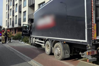 Koszmarny wypadek w Krakowie. Ciężarówka z impetem uderzyła w blok
