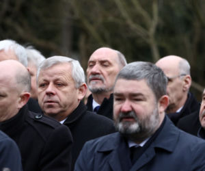 Macierewicz odsunięty do tylnego rzędu
